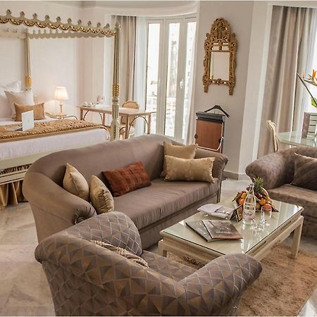 Hotel La Maison Blanche Tunis Exteriér fotografie Suite at the Four Seasons Hotel, Paris