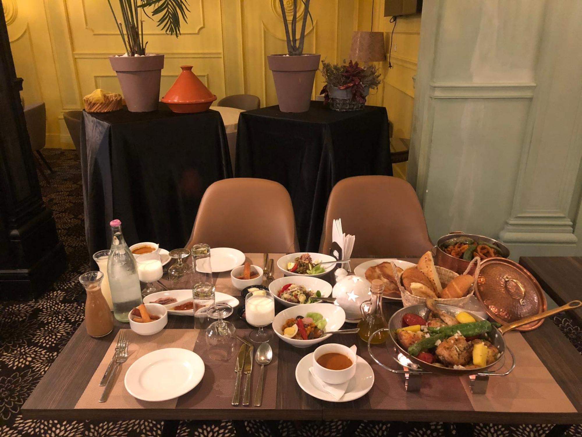 Hotel La Maison Blanche Tunis Exteriér fotografie A traditional Azerbaijani breakfast