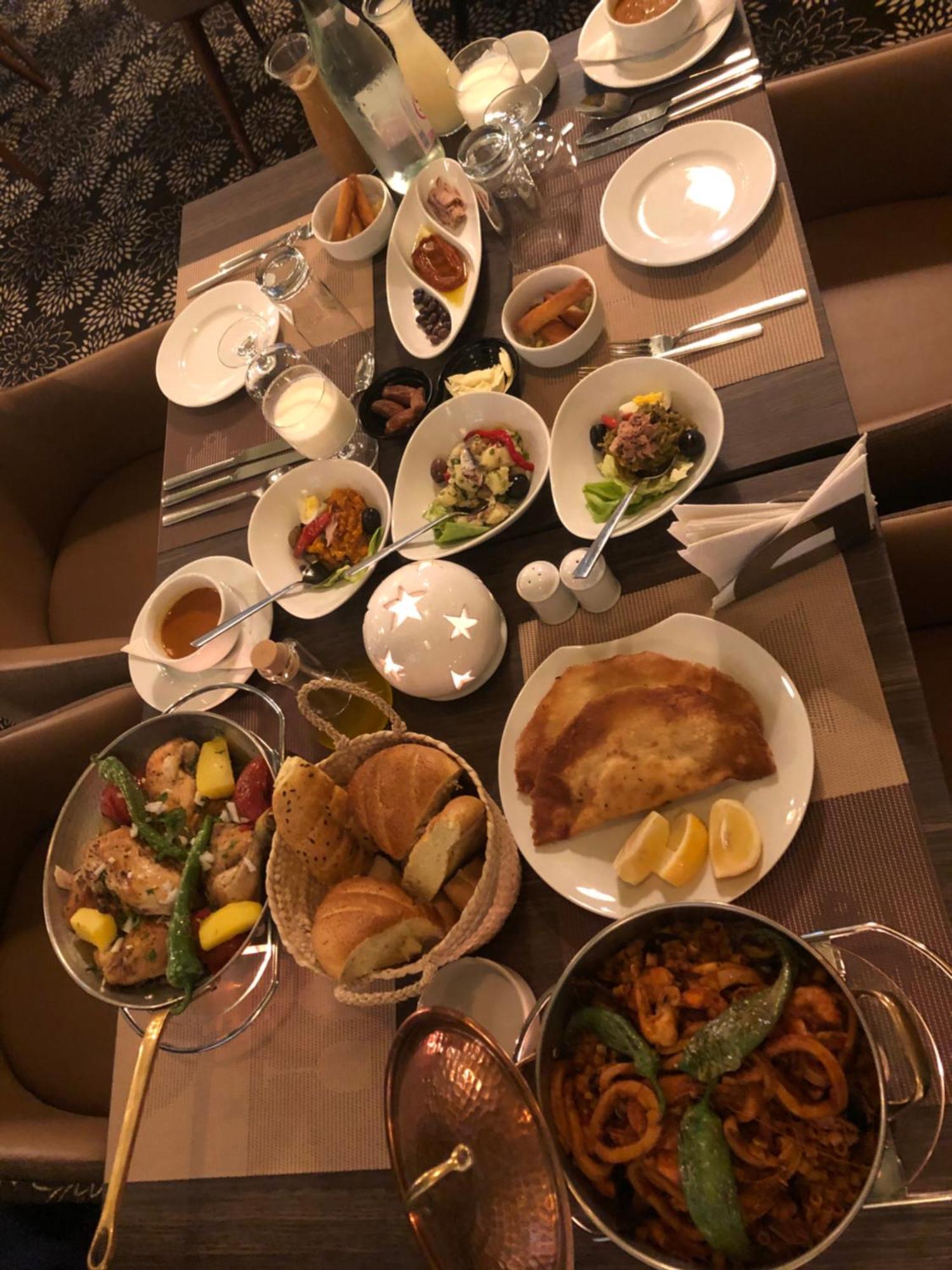 Hotel La Maison Blanche Tunis Exteriér fotografie A selection of dishes at the restaurant