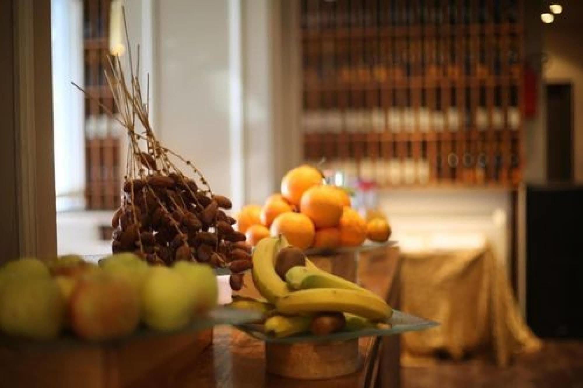 Hotel La Maison Blanche Tunis Exteriér fotografie Fruit at a buffet