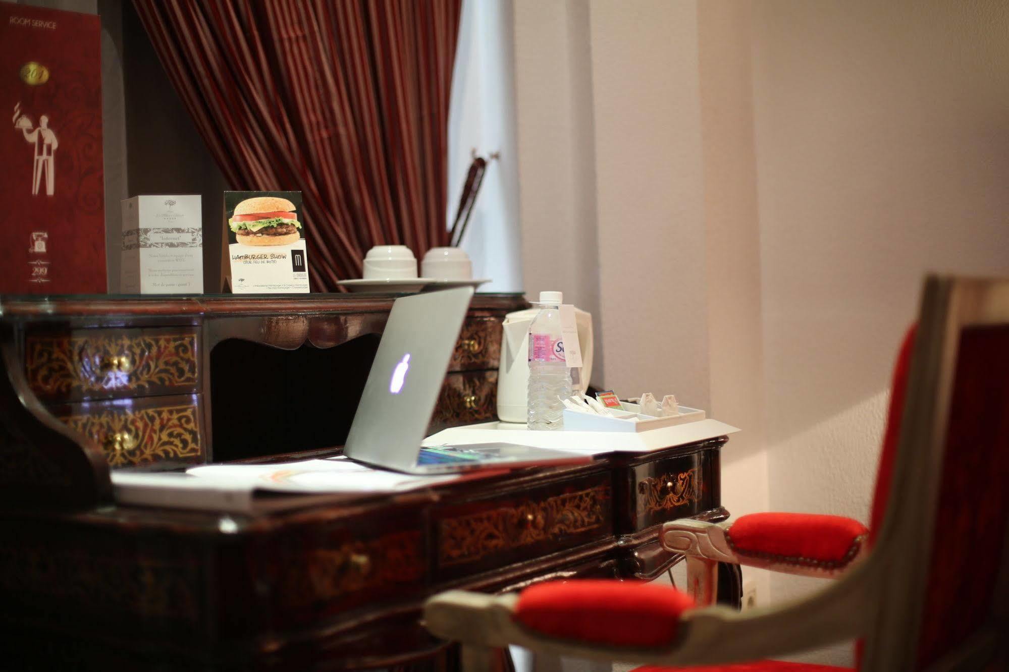 Hotel La Maison Blanche Tunis Exteriér fotografie A hotel desk