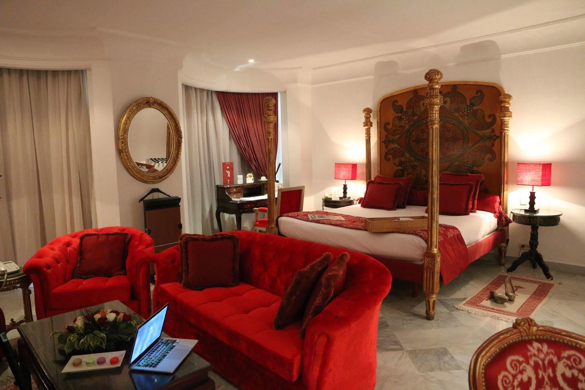 Hotel La Maison Blanche Tunis Exteriér fotografie A suite at the Hotel de Crillon