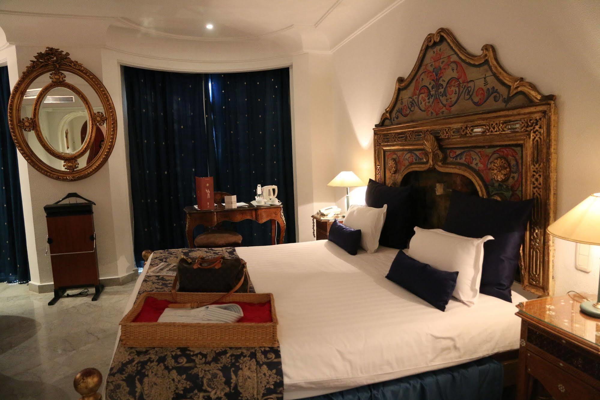 Hotel La Maison Blanche Tunis Exteriér fotografie A bedroom at the Taj Mahal Palace