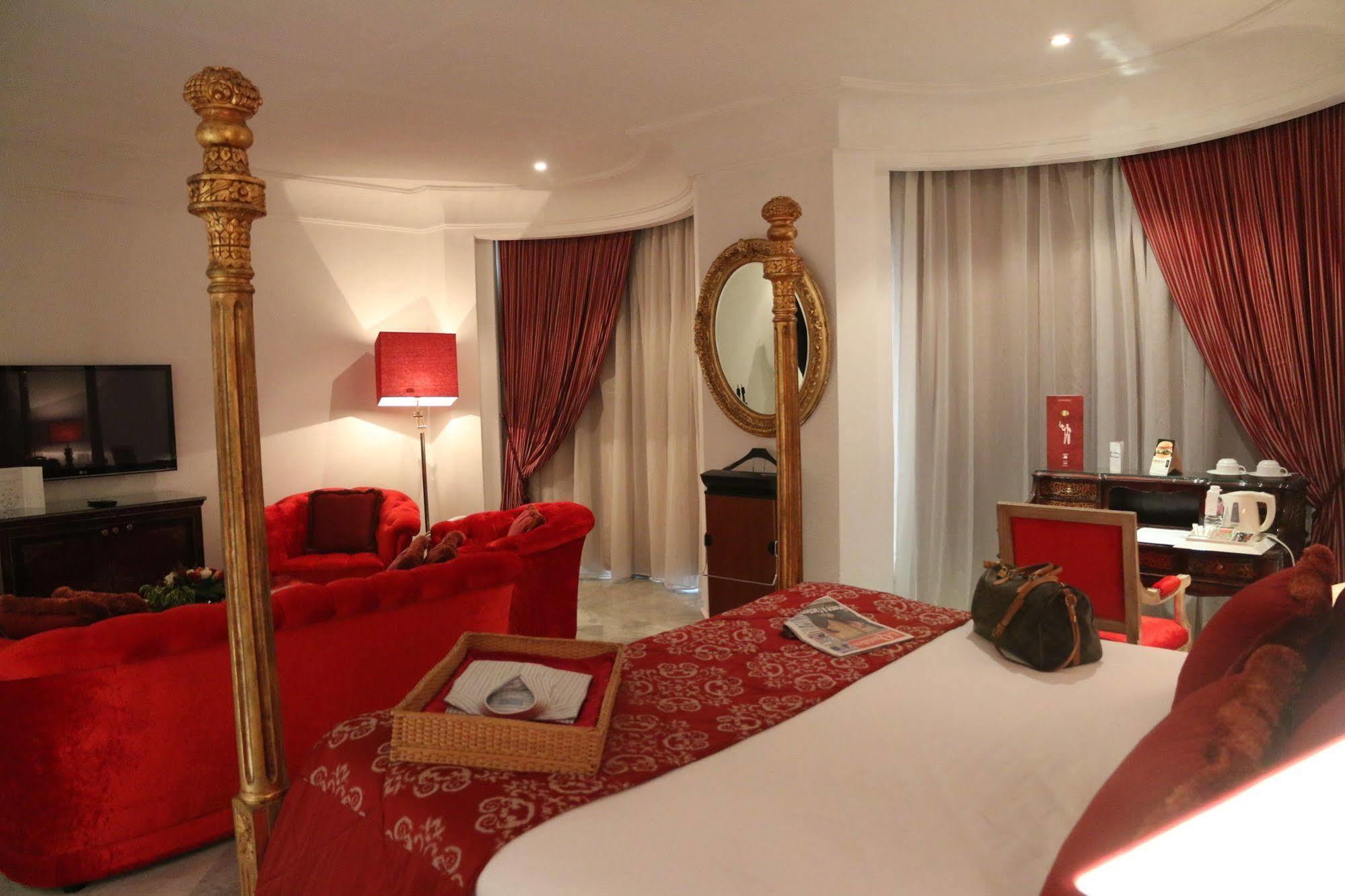 Hotel La Maison Blanche Tunis Exteriér fotografie Suite at the Mandarin Oriental, Paris