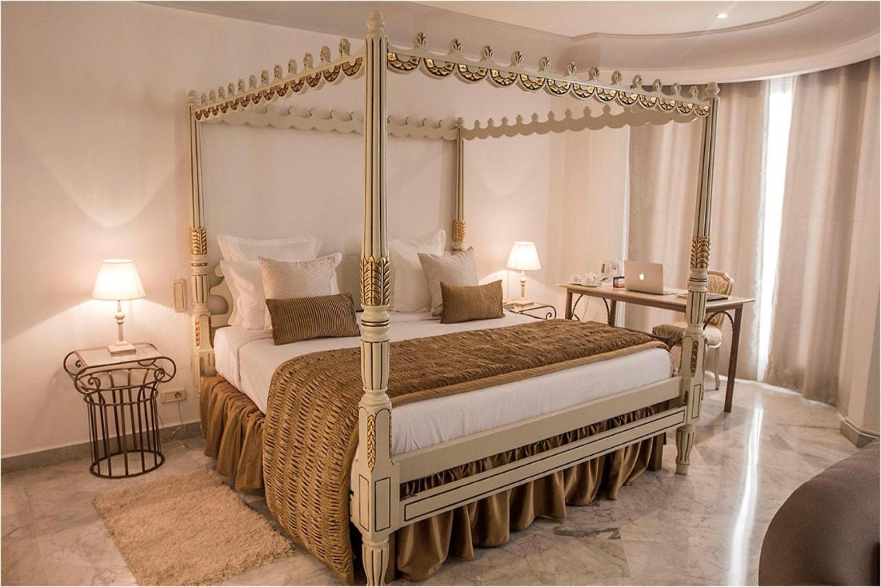Hotel La Maison Blanche Tunis Exteriér fotografie A four-poster bed