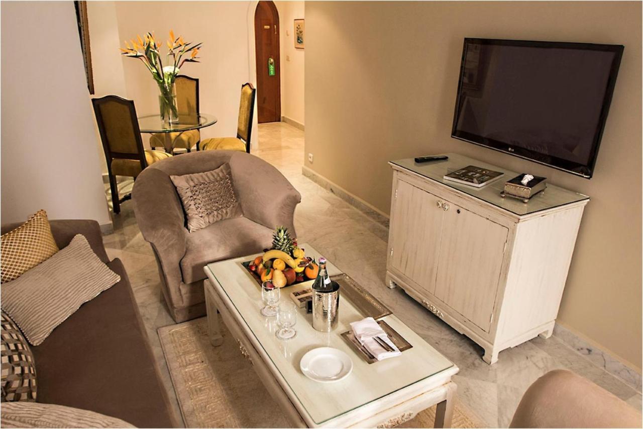 Hotel La Maison Blanche Tunis Exteriér fotografie A living room in a suite at the Ritz-Carlton, Dubai