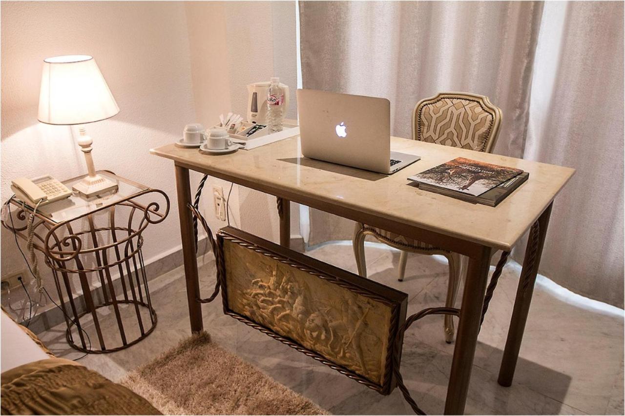 Hotel La Maison Blanche Tunis Exteriér fotografie A writing desk